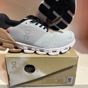 ON CLOUDFLYER WOMEN SZ: 7